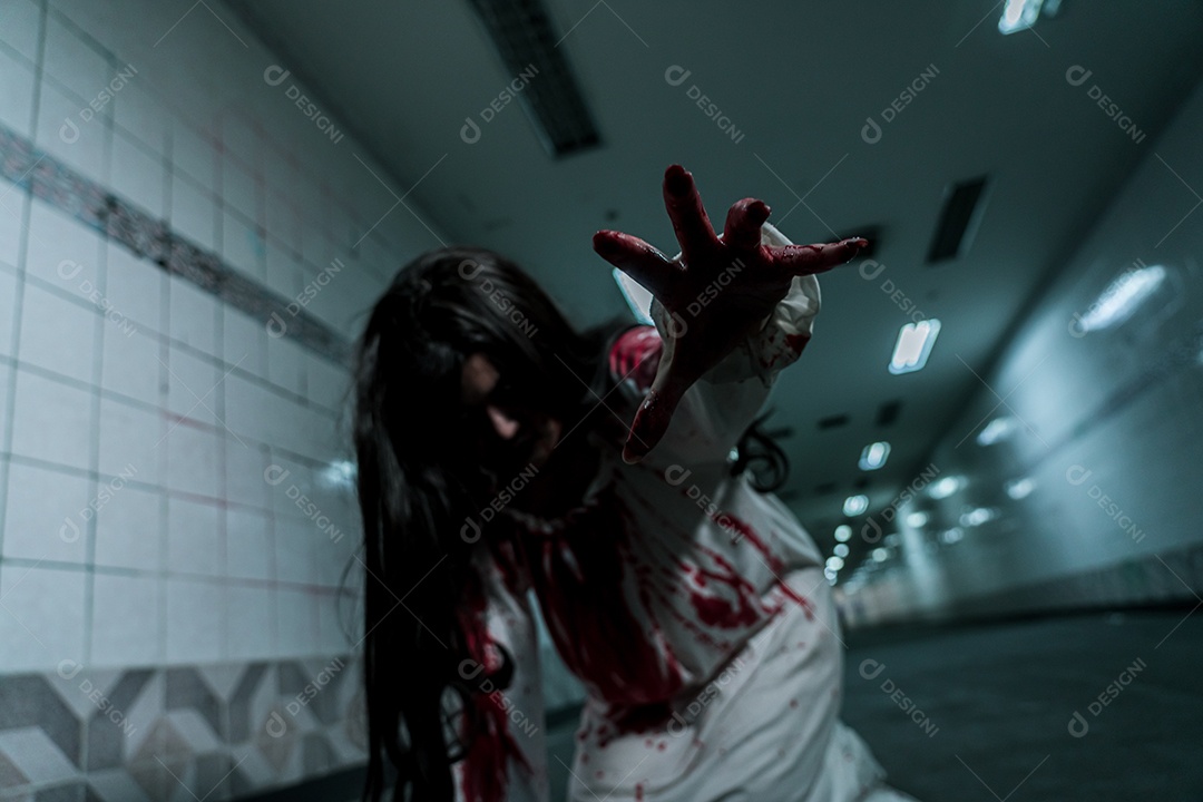 Menina fantasma assustadora festival de halloween.