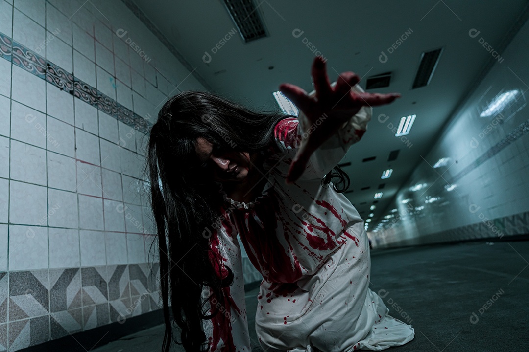 Menina fantasma assustadora festival de halloween.