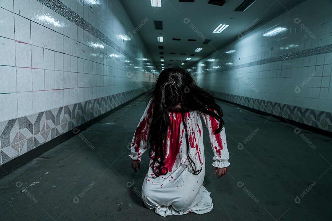 Menina fantasma assustadora festival de halloween.