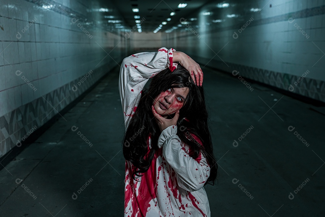 Menina fantasma assustadora festival de halloween.