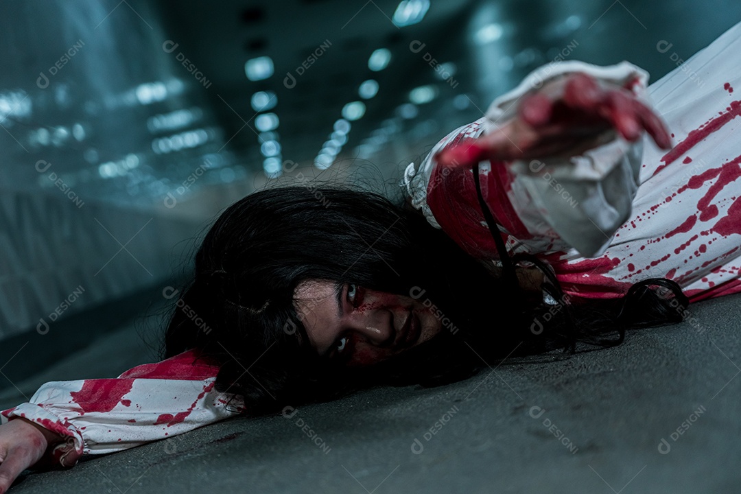 Menina fantasma assustadora festival de halloween.