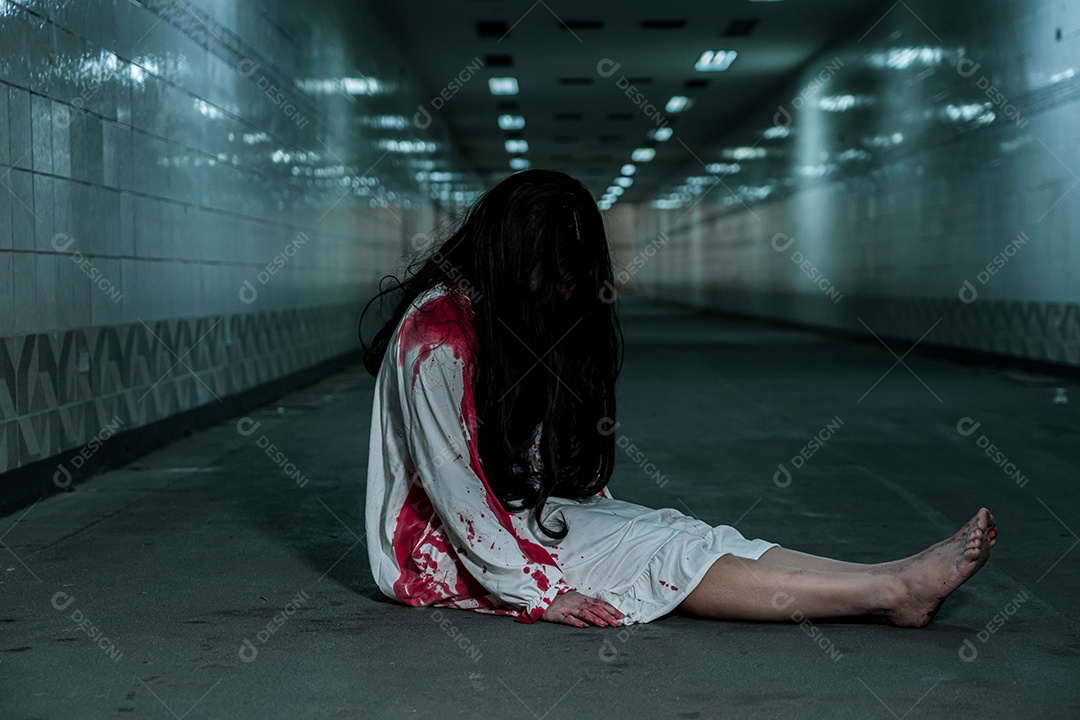 Menina fantasma assustadora festival de halloween.