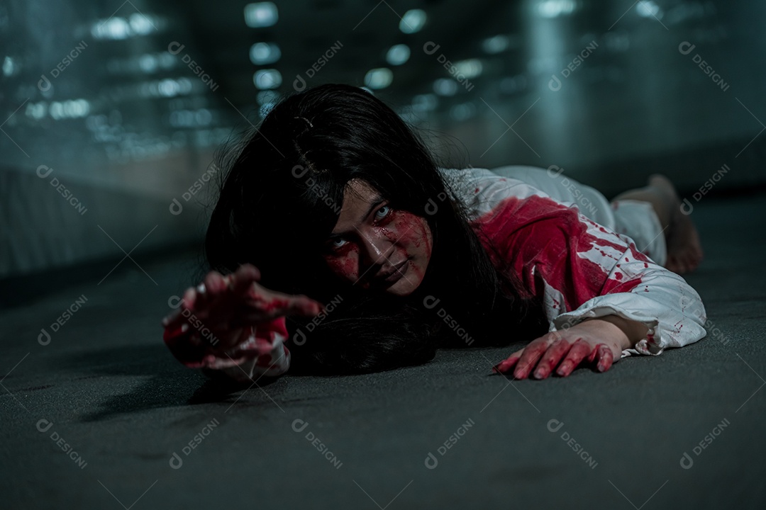 Menina fantasma assustadora festival de halloween.