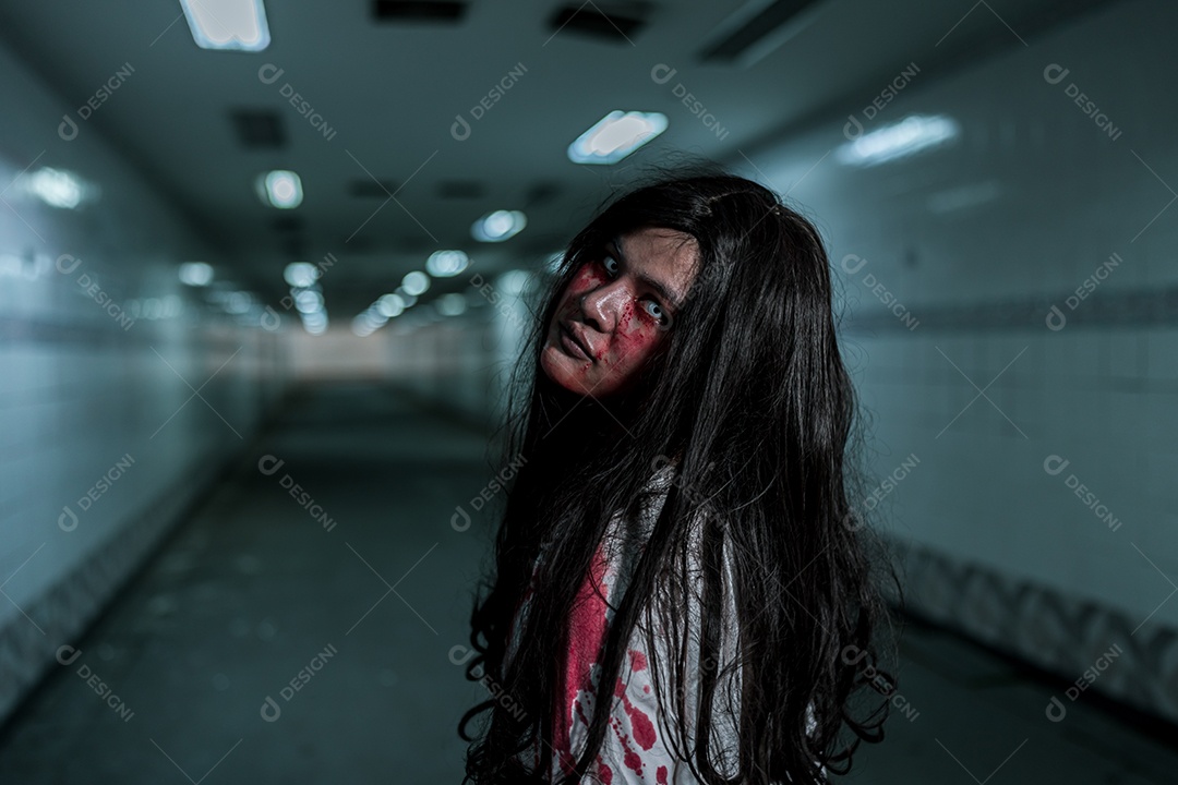 Menina fantasma assustadora festival de halloween.