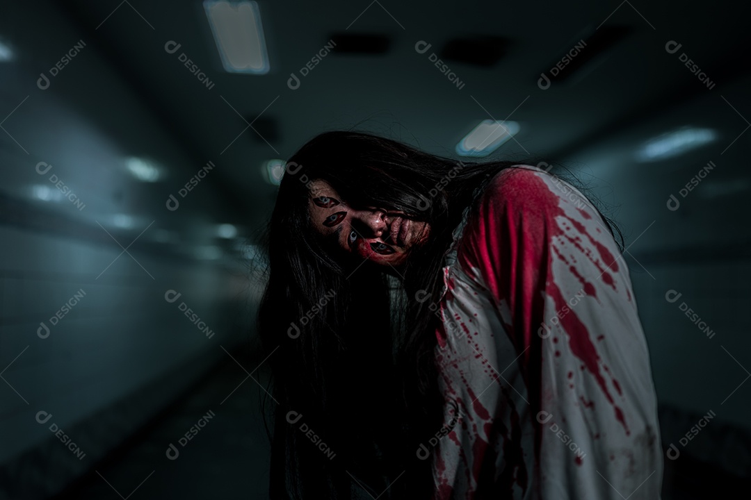 Menina fantasma assustadora festival de halloween.