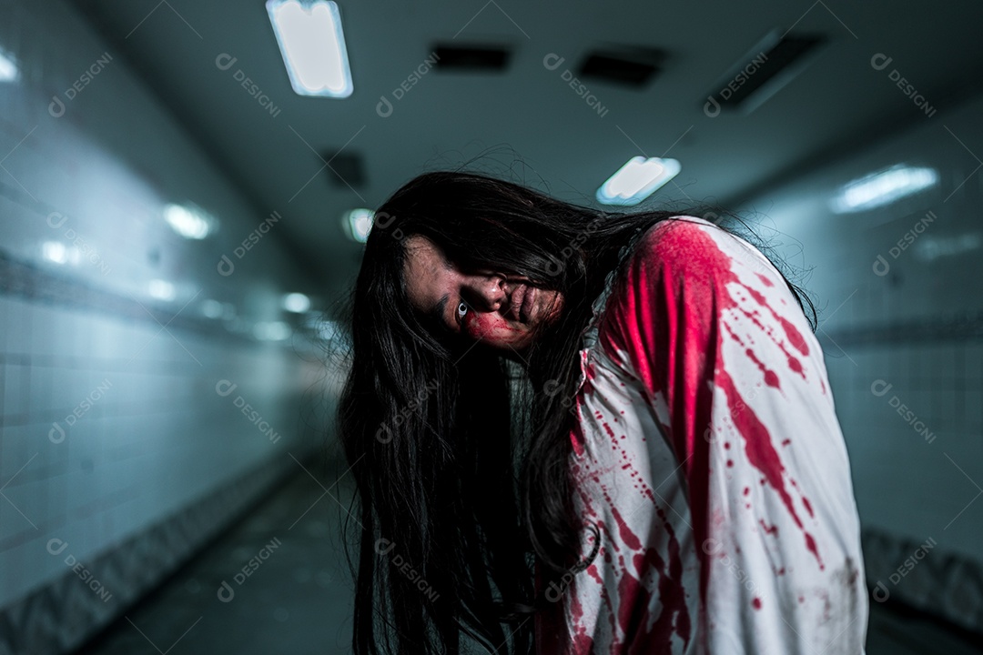 Menina fantasma assustadora festival de halloween.