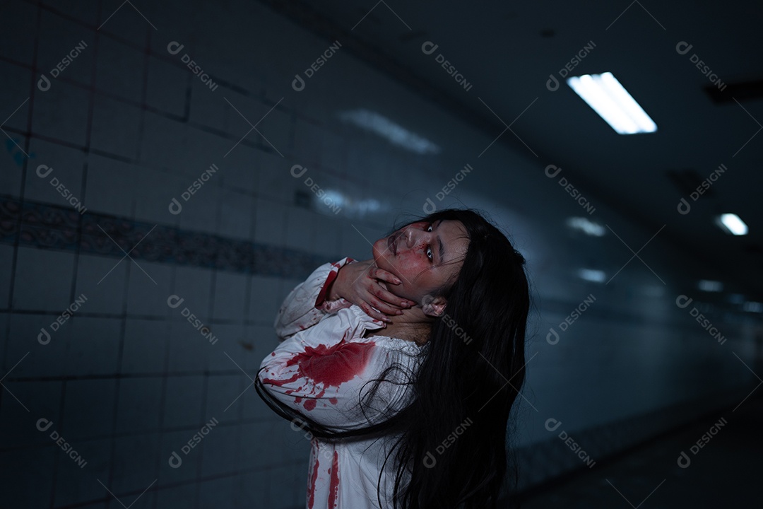 Menina fantasma assustadora festival de halloween.