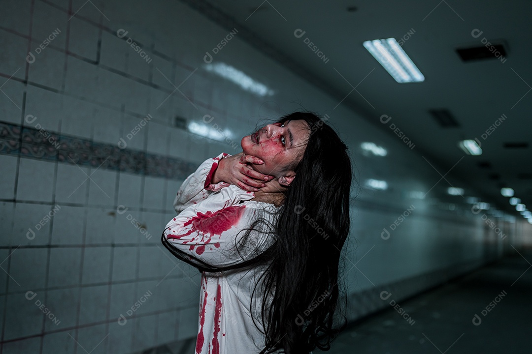 Menina fantasma assustadora festival de halloween.