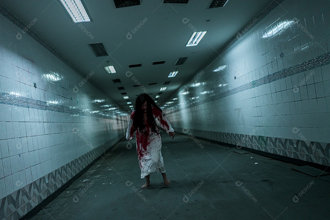 Menina fantasma assustadora festival de halloween.