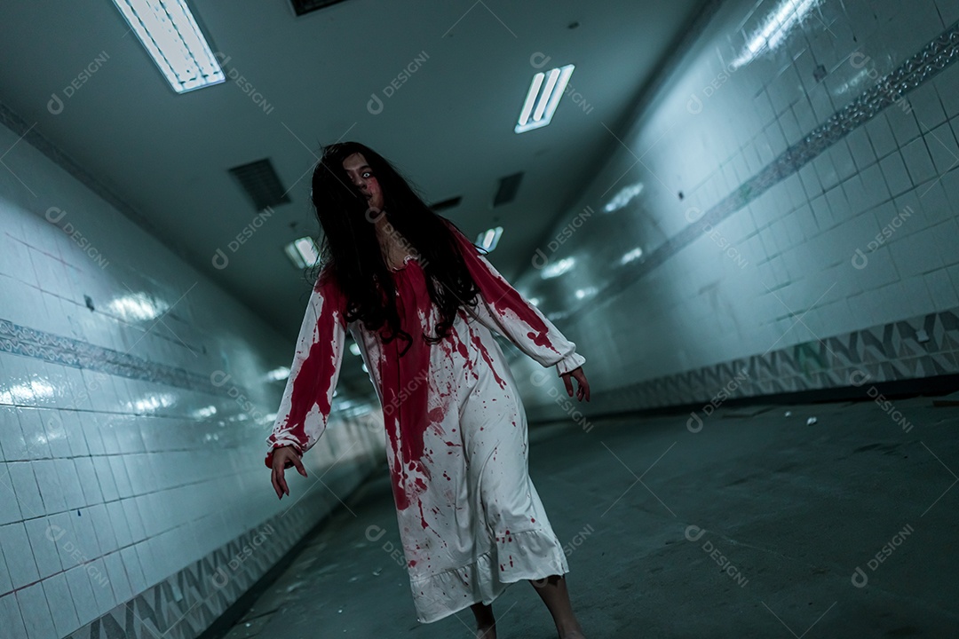 Menina fantasma assustadora festival de halloween.