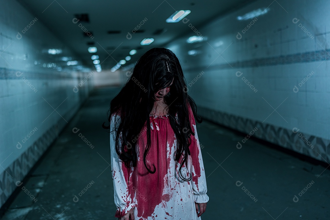 Menina fantasma assustadora festival de halloween.