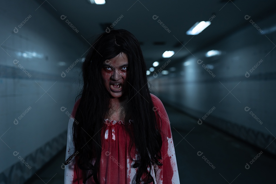 Menina fantasma assustadora festival de halloween.