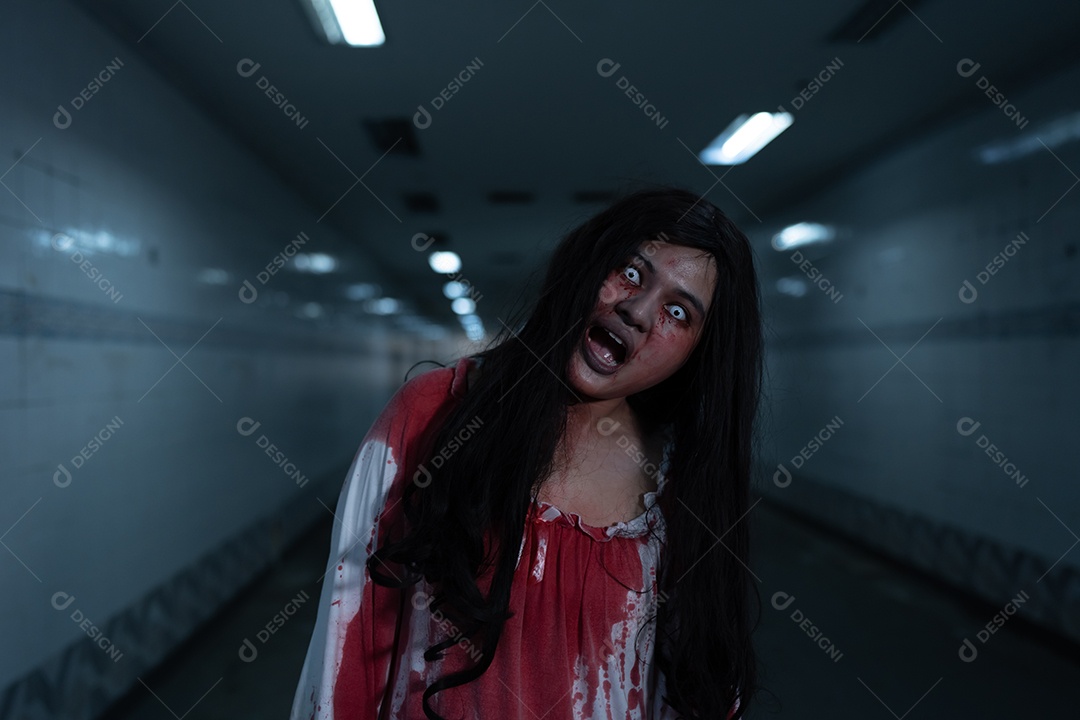 Menina fantasma assustadora festival de halloween.