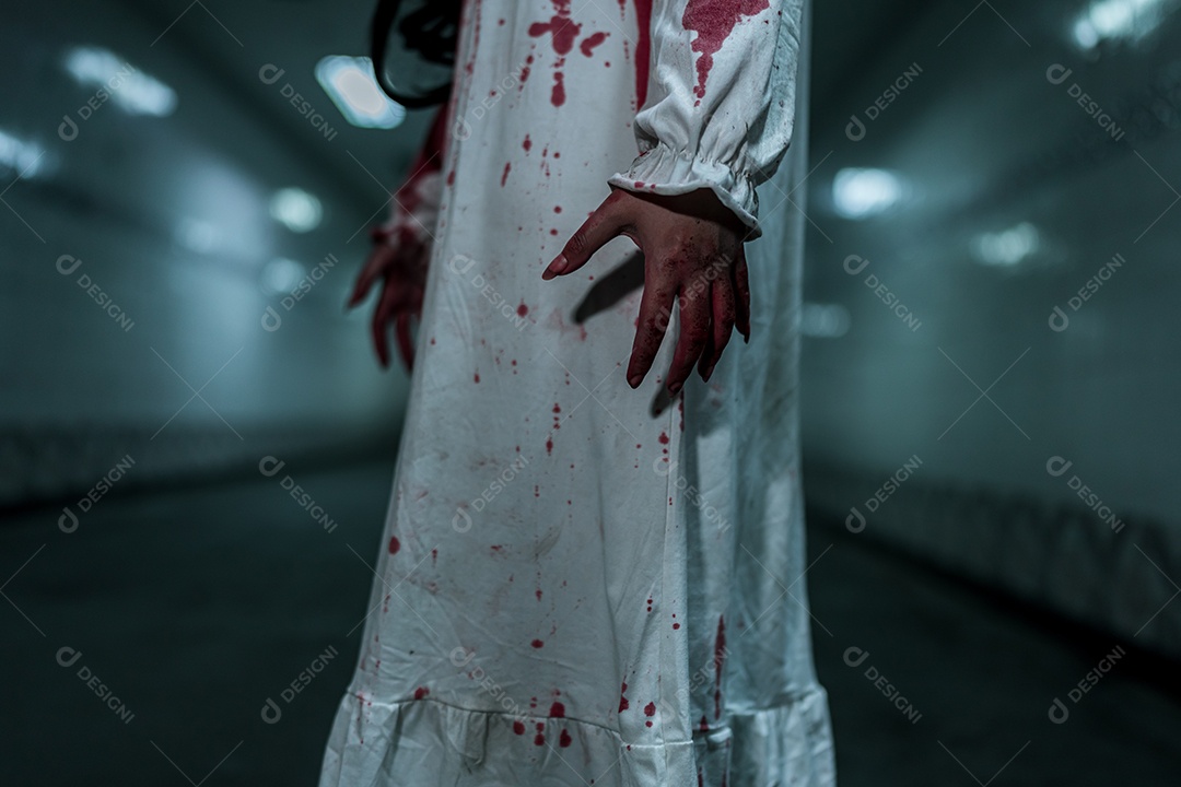 Menina fantasma assustadora festival de halloween.