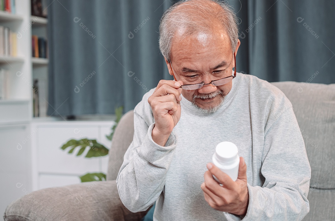 Paciente do sexo masculino, idoso asiático, que toma pílula