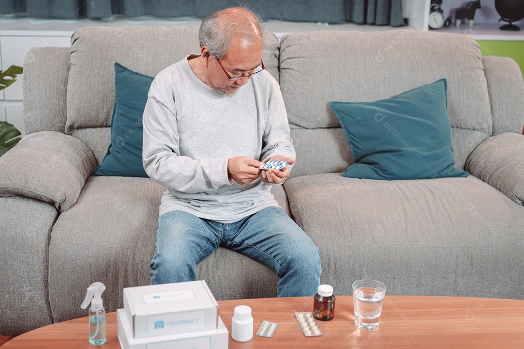 Paciente do sexo masculino, idoso asiático, que toma pílula alimentar