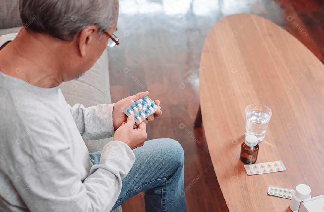 Paciente do sexo masculino, idoso asiático, que toma pílula alimentar