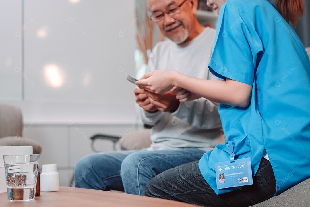 Paciente masculino sênior asiático consulta medicamentos prescritos com enfermeira médica em casa de repouso.