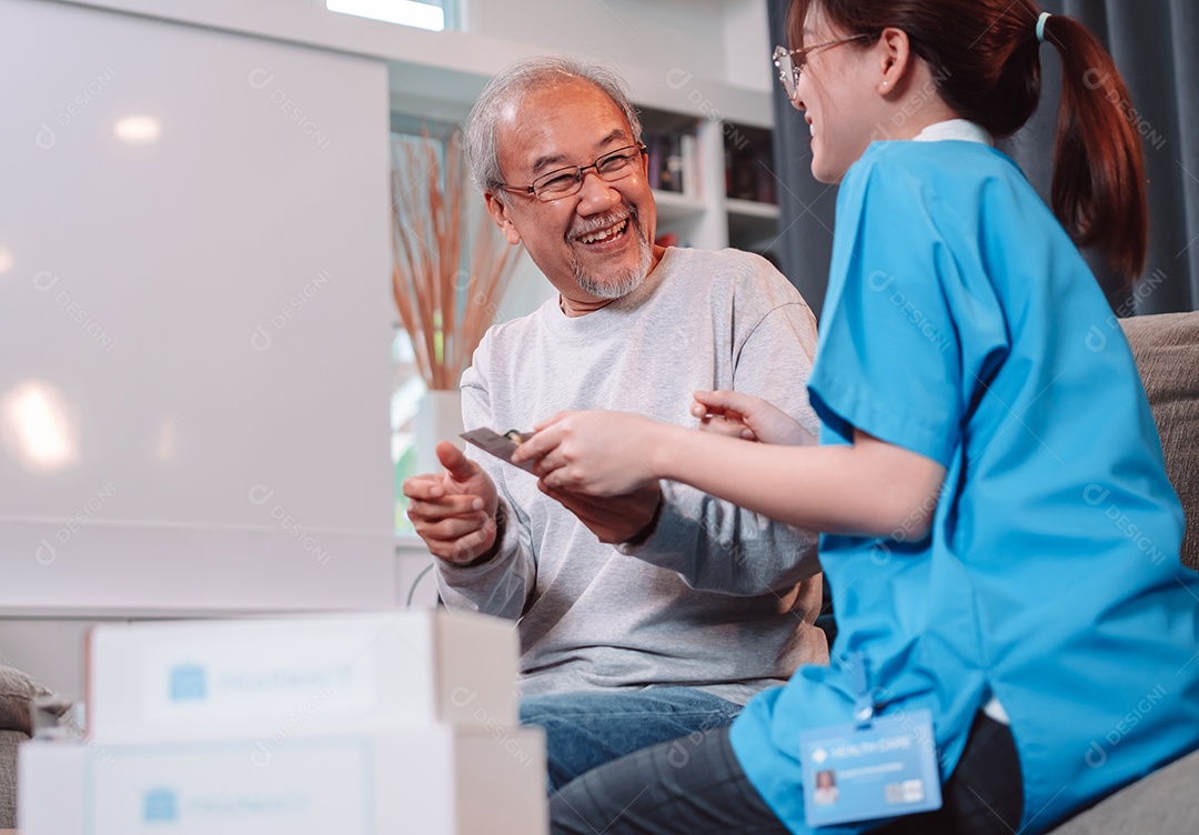 Paciente masculino sênior asiático consulta medicamentos prescritos com enfermeira médica em casa de repouso.