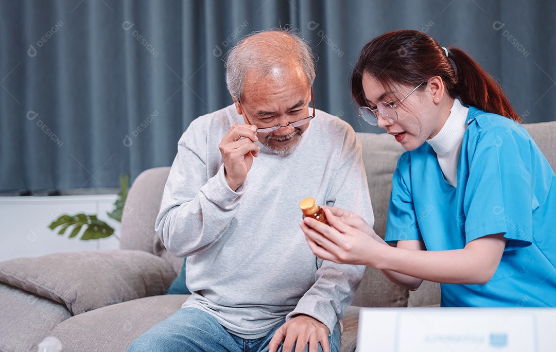 Paciente masculino sênior asiático consulta medicamentos prescritos com enfermeira médica em casa de repouso.