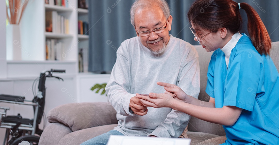 Paciente masculino sênior asiático consulta medicamentos prescritos com enfermeira médica em casa de repouso.