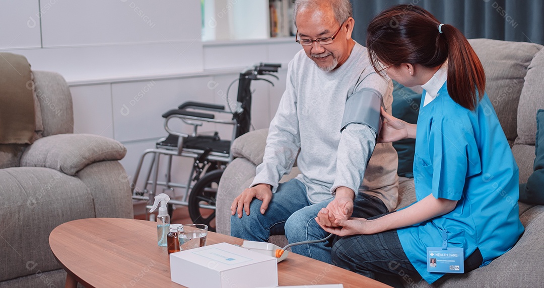 Paciente masculino sênior asiático consulta medicamentos prescritos com enfermeira médica em casa de repouso.