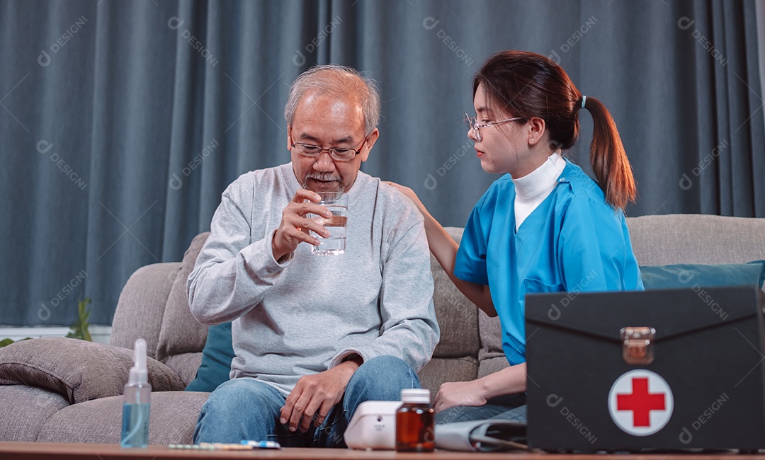 Paciente masculino sênior asiático consulta medicamentos prescritos com enfermeira médica em casa de repouso.