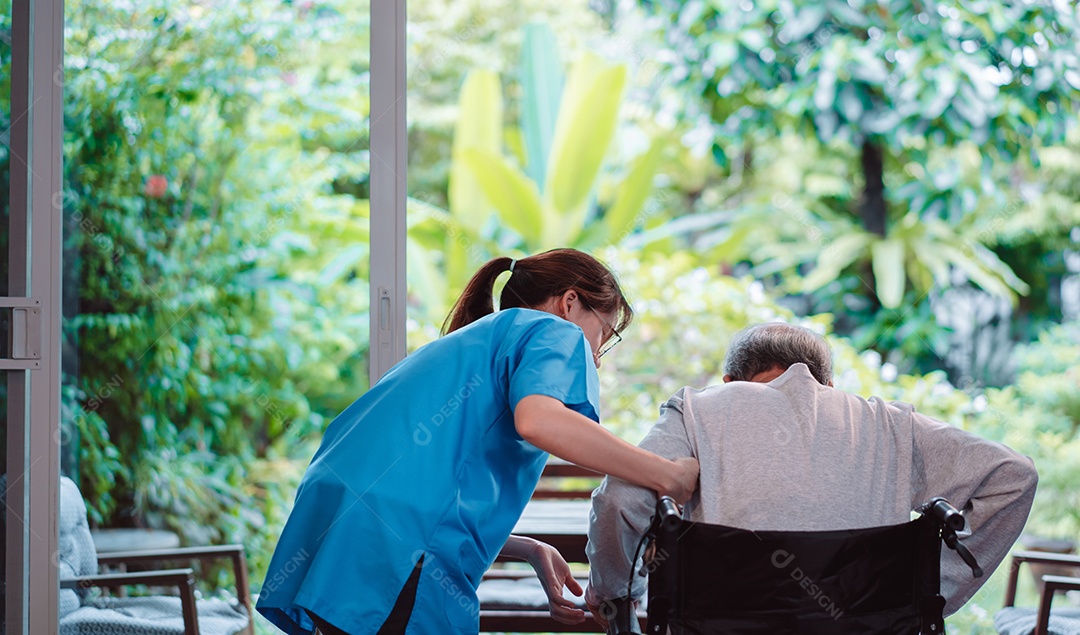 Paciente masculino sênior asiático consulta medicamentos prescritos com enfermeira médica em casa de repouso.