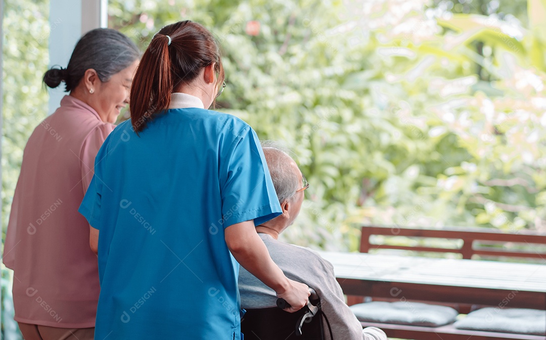 Enfermeira feminina cuida de paciente maduro fazendo fisioterapia em casa de repouso.
