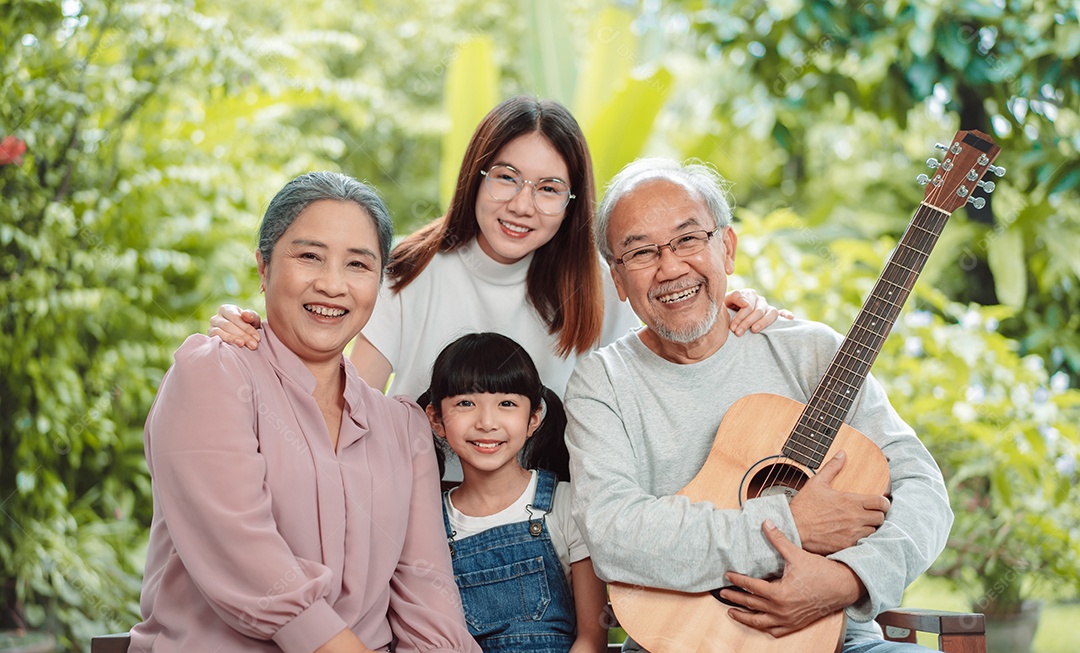 Família feliz asiática sorrindo fica em casa lá fora quintal.