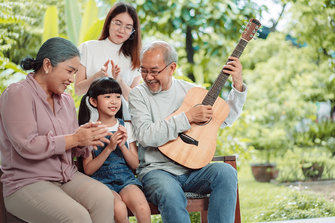 Família feliz asiática sorrindo fica em casa lá fora quintal.