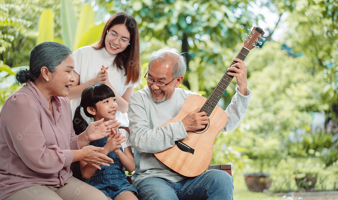 Família feliz asiática sorrindo fica em casa fora do quintal.