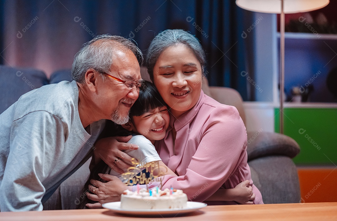 Família feliz asiática comendo na mesa japonesa de jantar sorrindo juntos.