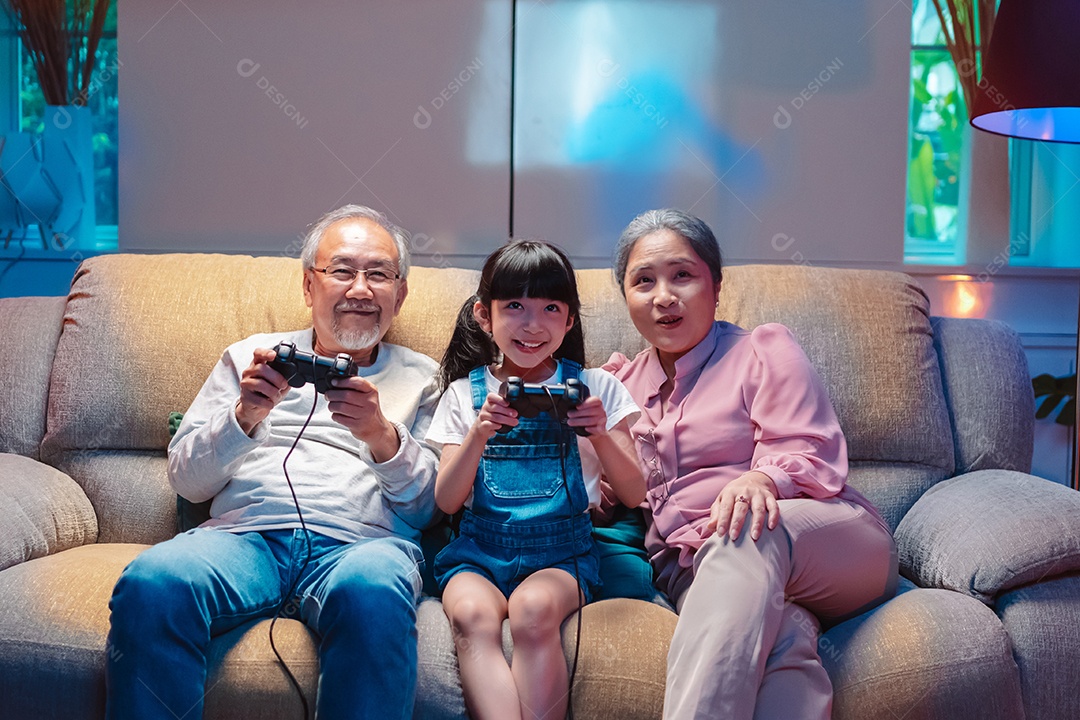 Tempo de jogo feliz em família asiática. menina com avós juntos jogando videogame