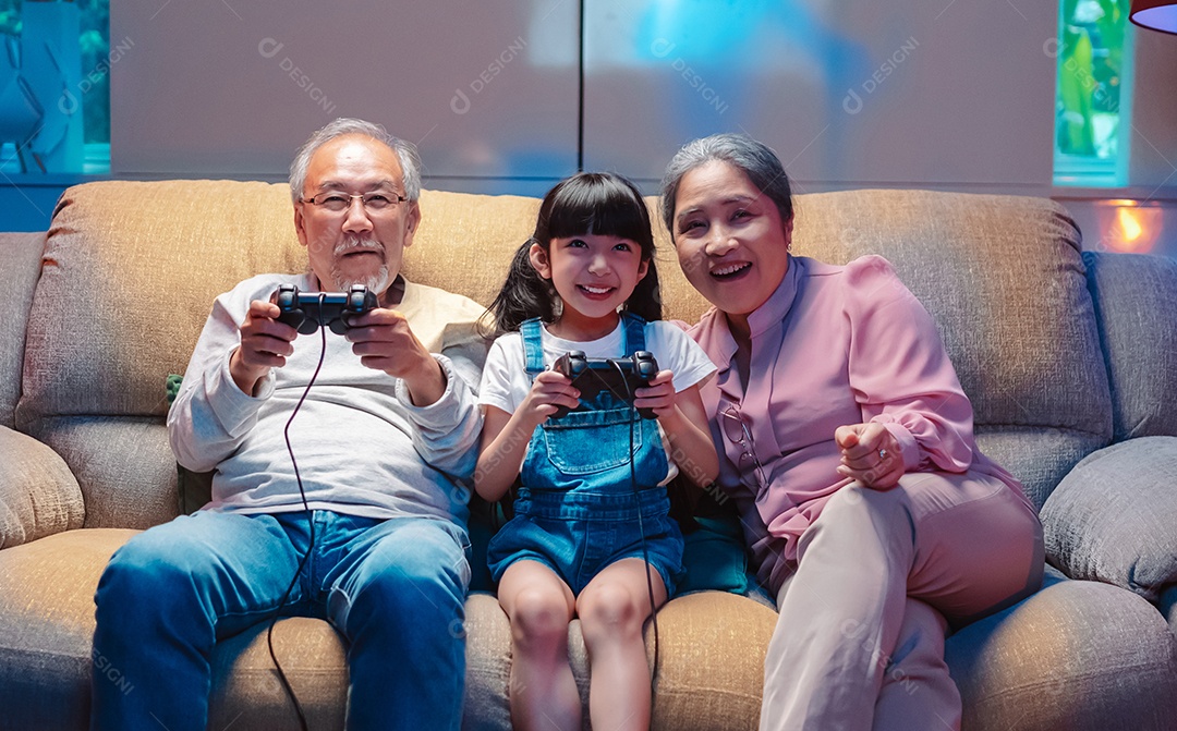 Tempo de jogo feliz em família asiática. menina com avós juntos jogando videogame