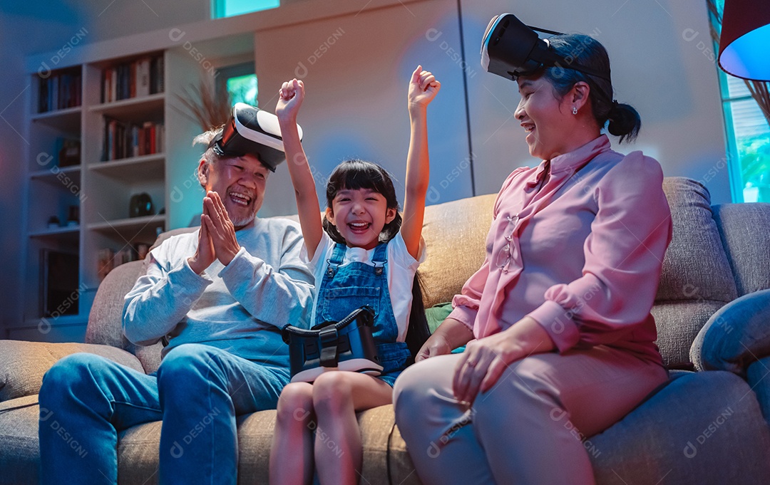 Jogador de família feliz de netinha e avós em óculos vr jogando videogames desfrutar do mundo virtual na sala de estar.