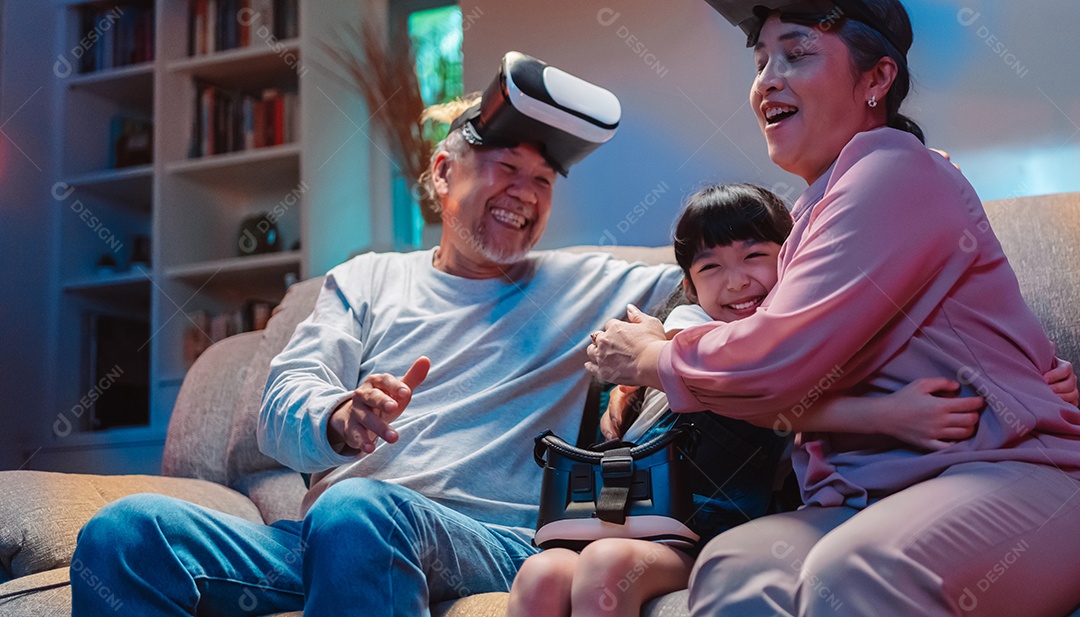 Jogador de família feliz de netinha e avós em óculos vr jogando videogames desfrutar do mundo virtual na sala de estar.