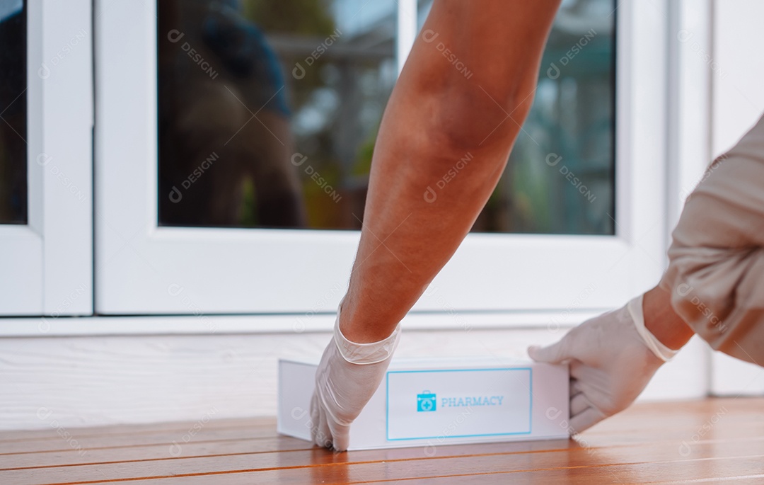 Mulher paciente recebe caixa de primeiros socorros