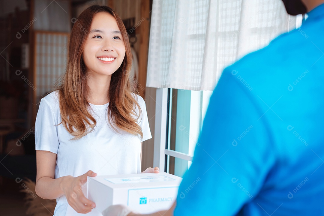 Uma paciente asiática toma uma caixa de primeiros socorros