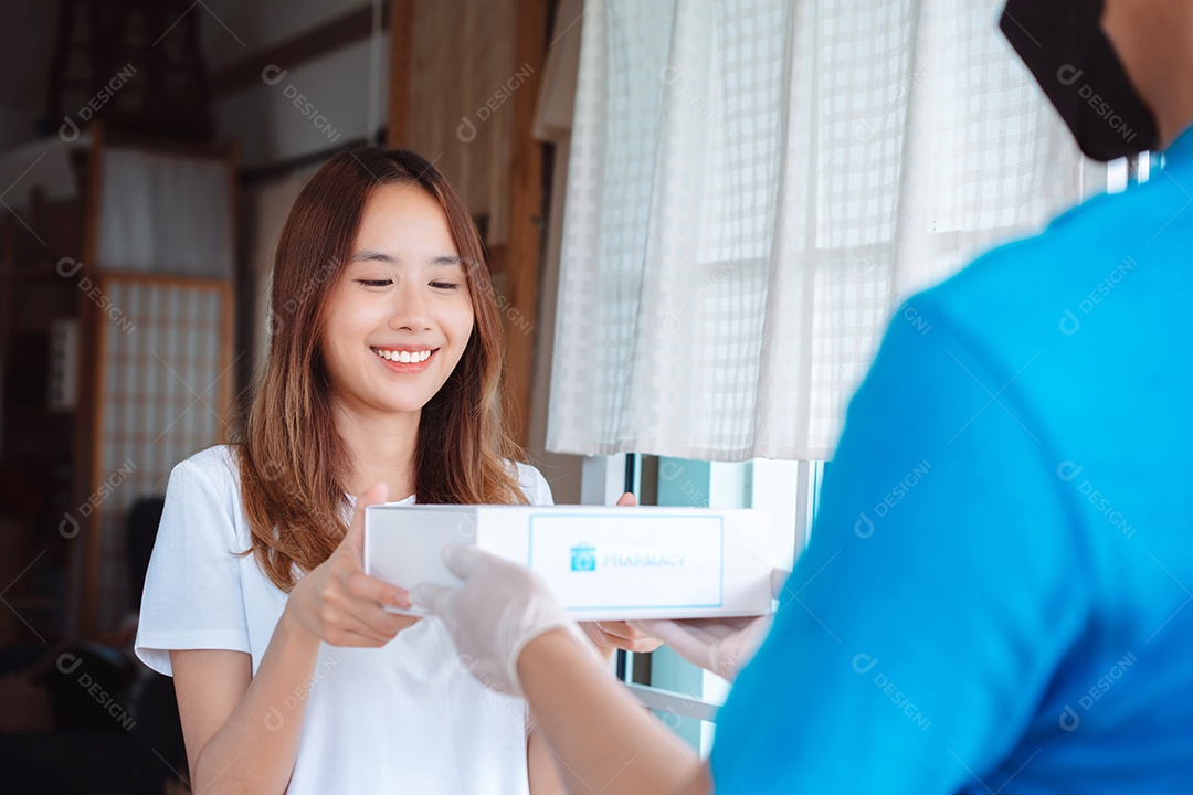 Uma paciente asiática toma uma caixa de primeiros socorros