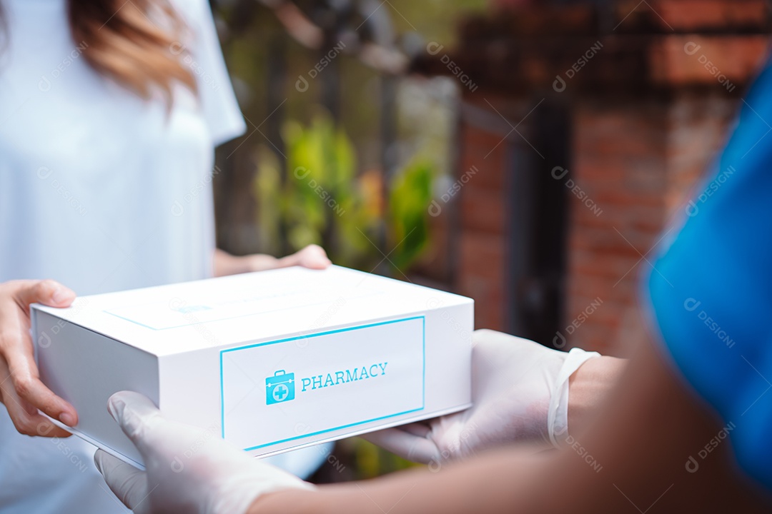 Uma paciente asiática toma uma caixa de primeiros socorros