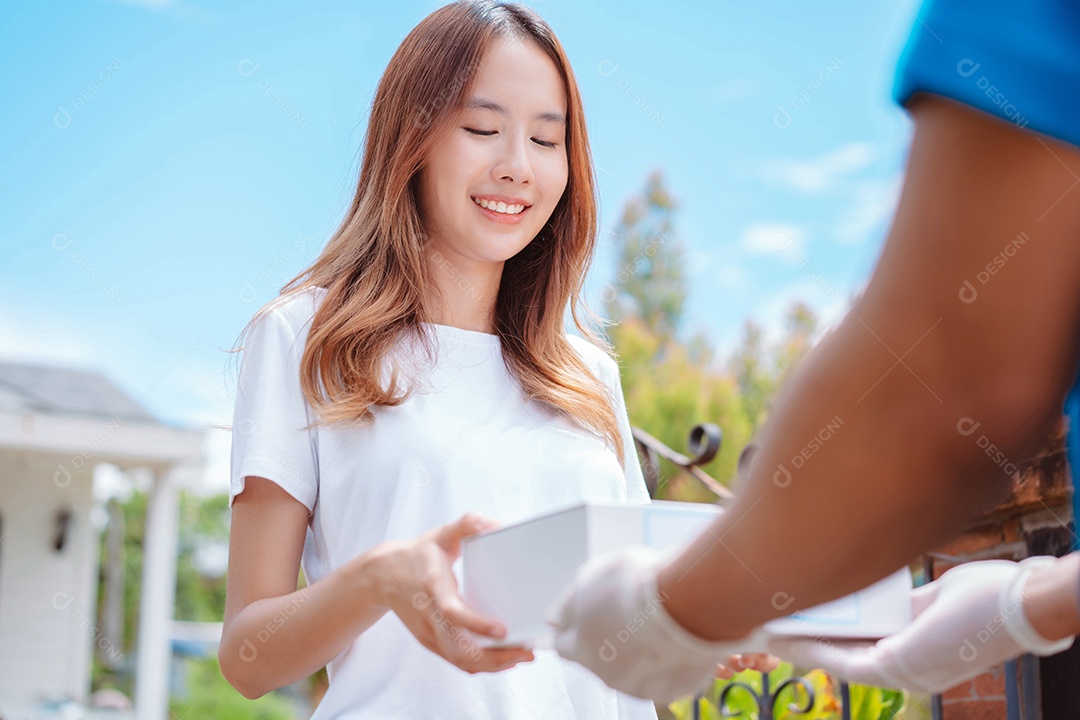 Uma paciente asiática toma uma caixa de primeiros socorros