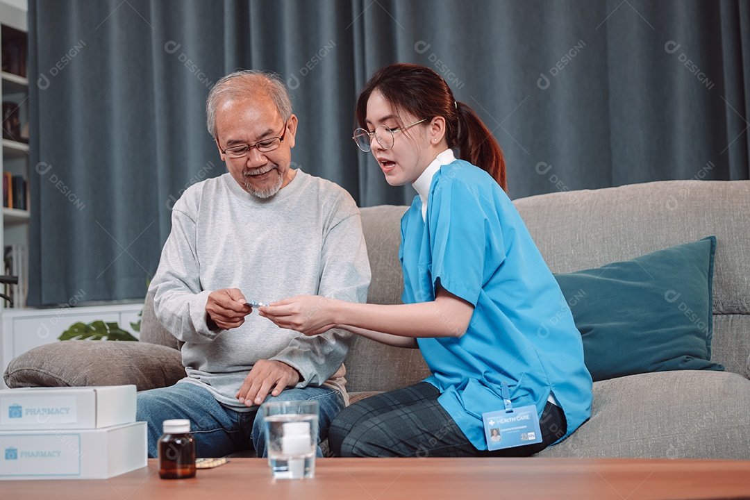 Paciente do sexo masculino, idoso asiático, que toma pílula alimentar