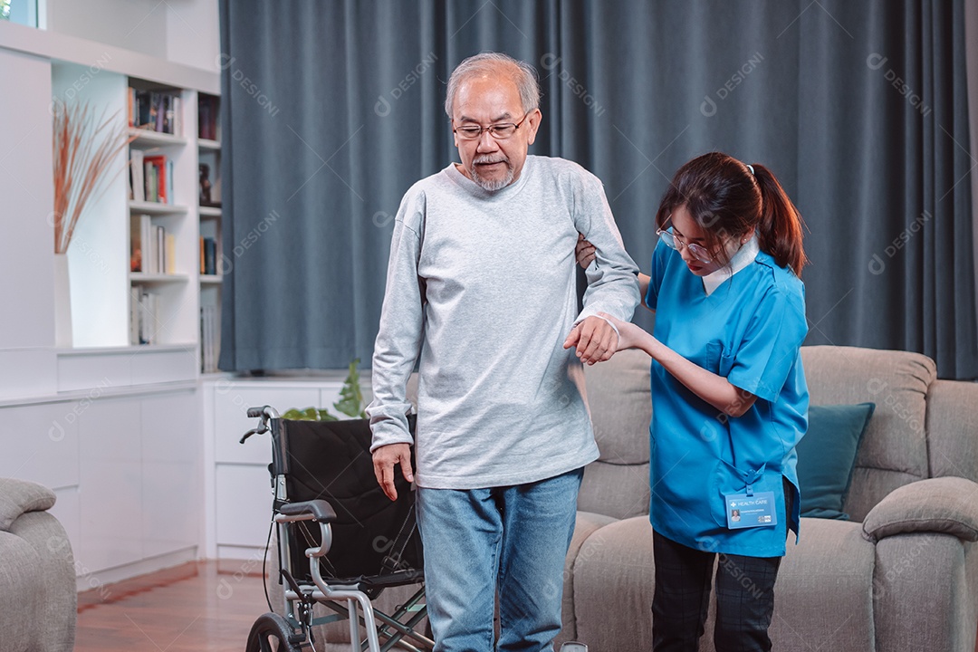 Paciente idoso asiático sênior fazendo fisioterapia com cuidador.