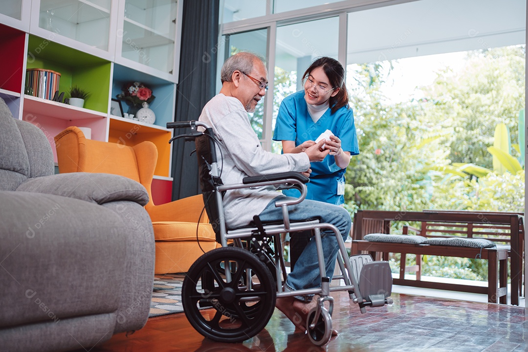 Paciente masculino sênior asiático consulta medicamentos prescritos com enfermeira médica em casa de repouso.