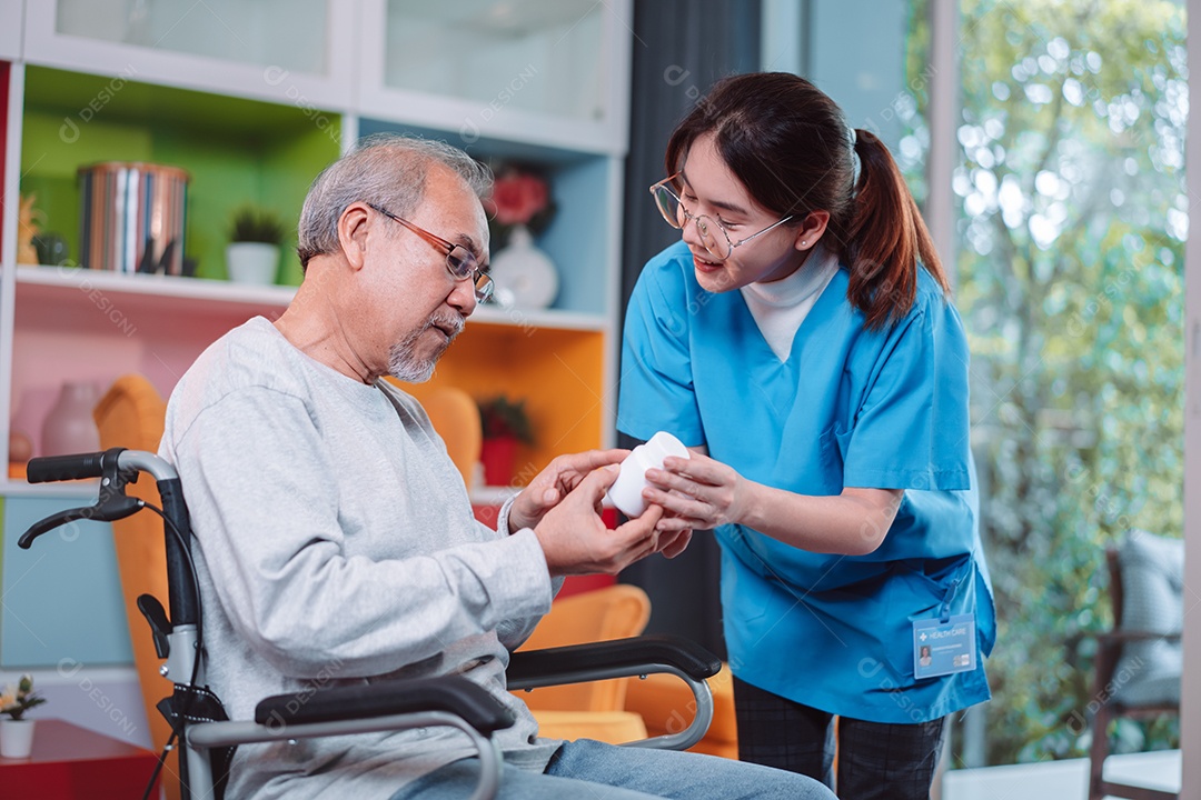 Paciente masculino sênior asiático consulta medicamentos prescritos com enfermeira médica em casa de repouso.