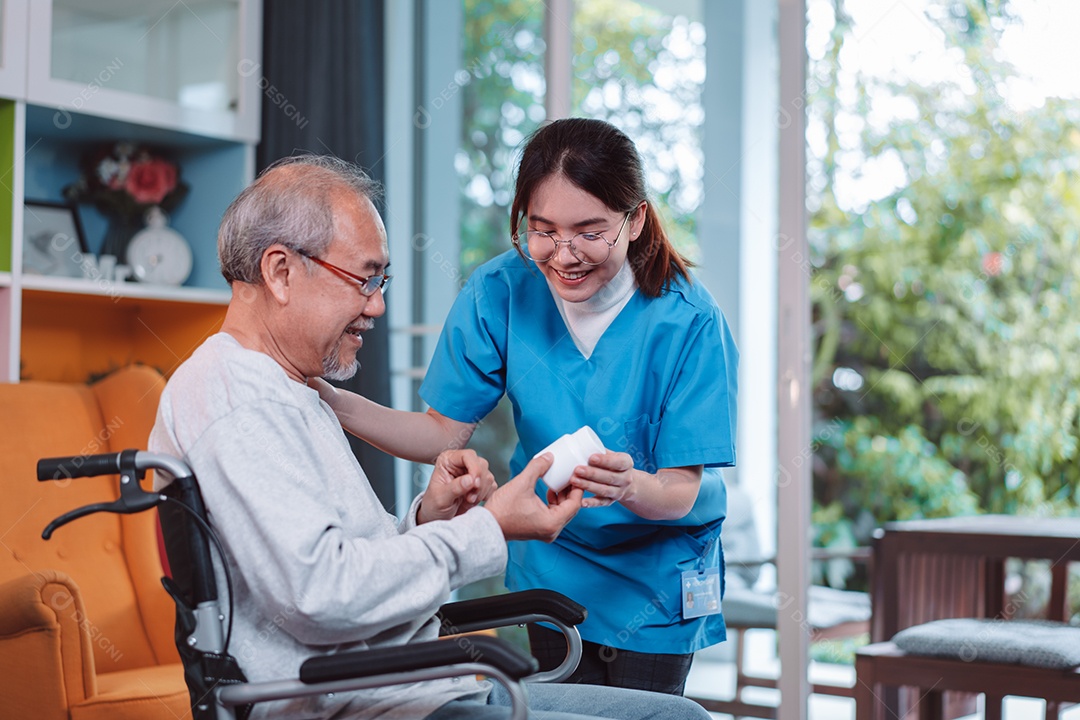 Paciente masculino sênior asiático consulta medicamentos prescritos com enfermeira médica em casa de repouso.