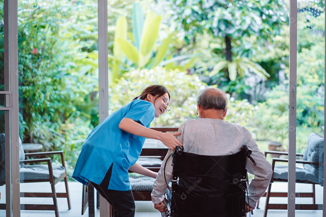 Paciente idoso asiático sênior fazendo fisioterapia com cuidador.