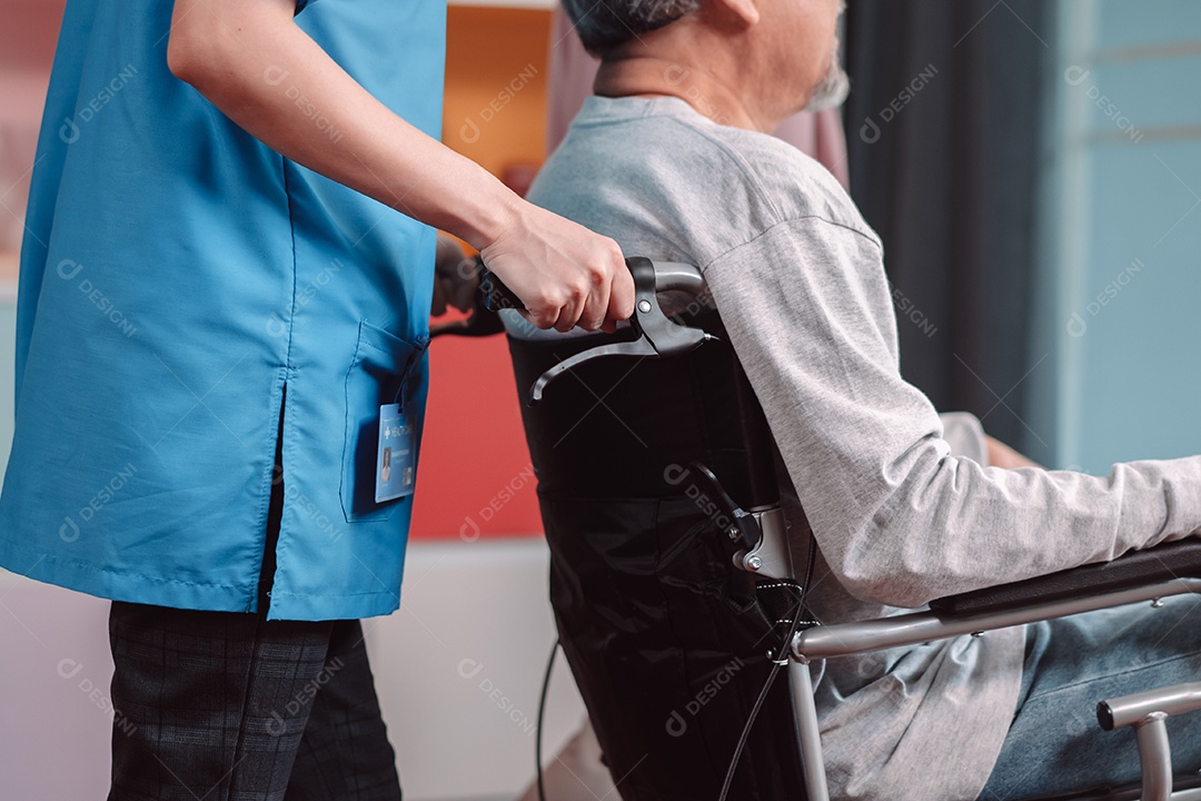 Cuidador enfermeira apoio idoso sênior em cadeira de rodas na sala de estar.