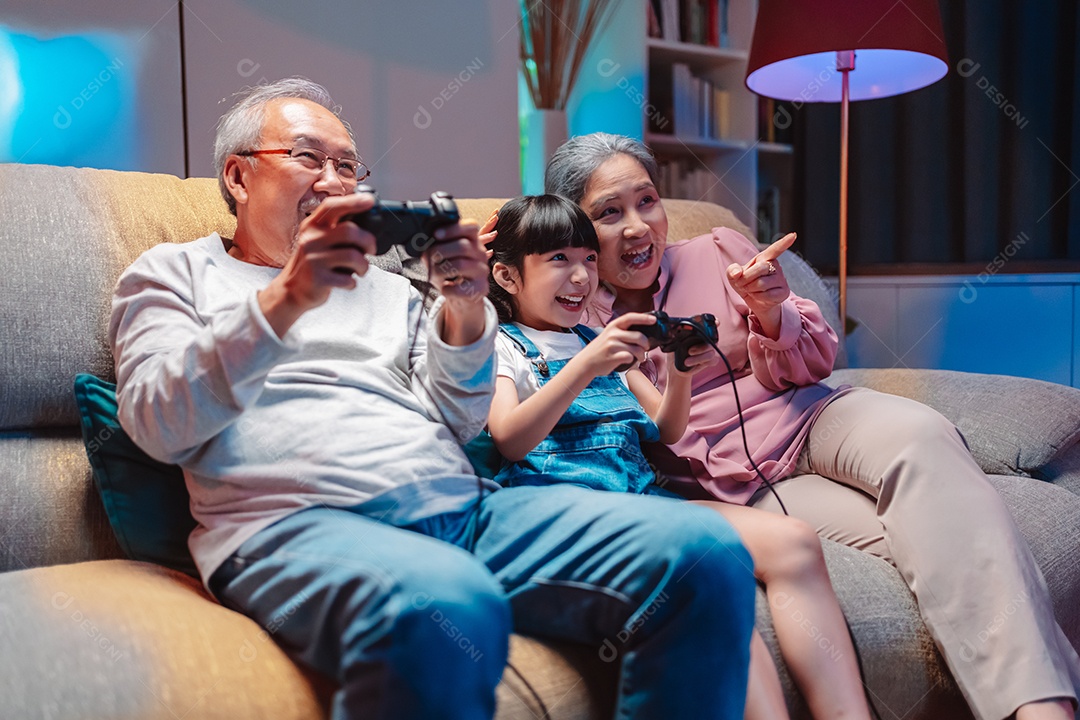 Tempo de jogo feliz em família asiática. menina com avós juntos jogando videogame